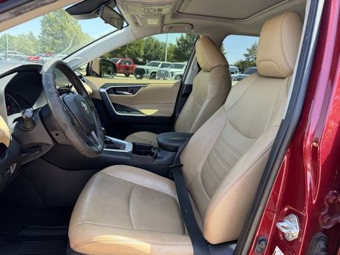 Used 2019 Toyota RAV4 XLE Premium FWD image 25