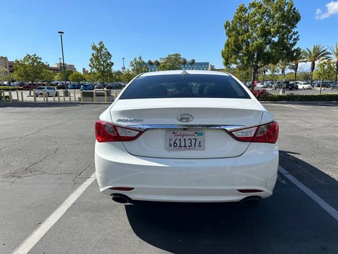 Used 2013 Hyundai Sonata SE w/ Navigation & Sunroof Pkg FWD image 3