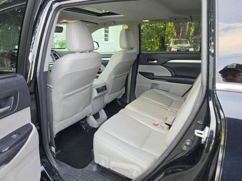 Used 2017 Toyota Highlander XLE AWD/4WD image 11