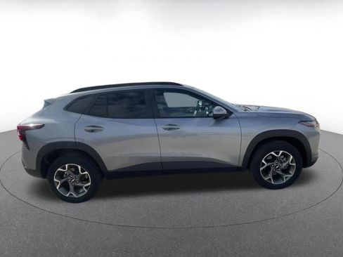 Used 2025 Chevrolet Trax LT w/ LT Convenience Package image 16