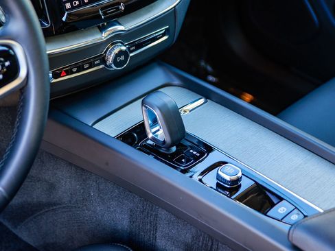 Used 2025 Volvo XC60 B5 Plus image 21