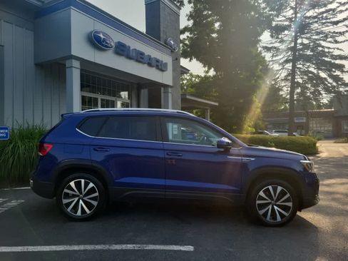 Used 2022 Volkswagen Taos SE AWD/4WD image 2