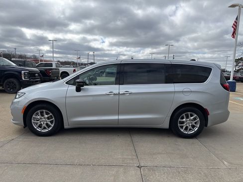 Used 2024 Chrysler Pacifica Touring-L image 3