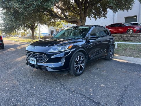 Used 2021 Ford Escape SE w/ SE Sport Appearance Package image 3