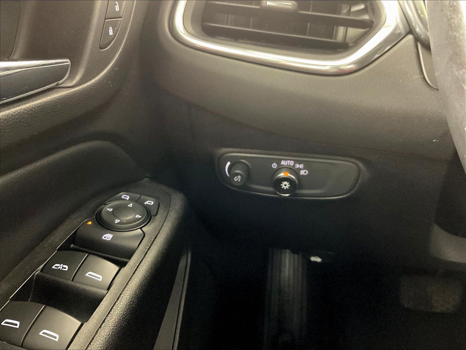 Used 2018 Chevrolet Equinox LT FWD image 15