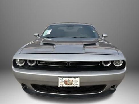 Used 2016 Dodge Challenger SXT image 2