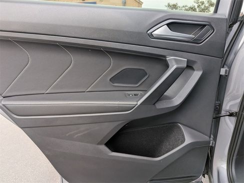 Used 2024 Volkswagen Tiguan SE image 26