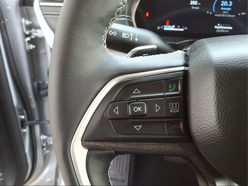 Used 2023 Jeep Grand Cherokee Limited AWD/4WD image 17