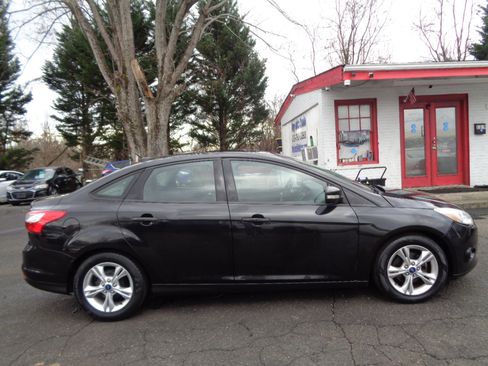 Used 2014 Ford Focus SE w/ SE Winter Package image 4