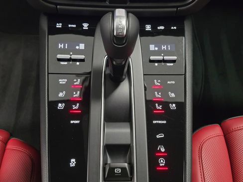 Certified 2025 Porsche Macan image 16