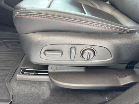 Used 2023 Chevrolet Traverse RS image 27