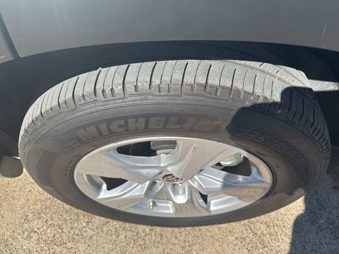 Used 2024 Toyota Highlander LE image 3