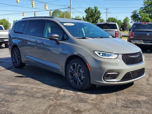 Used 2023 Chrysler Pacifica Touring-L w/ Road Tripper Package AWD/4WD image 2