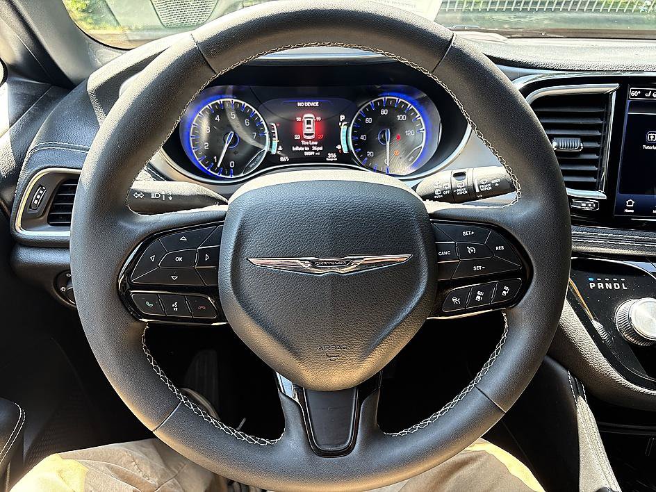 Used 2025 Chrysler Pacifica Limited FWD image 3
