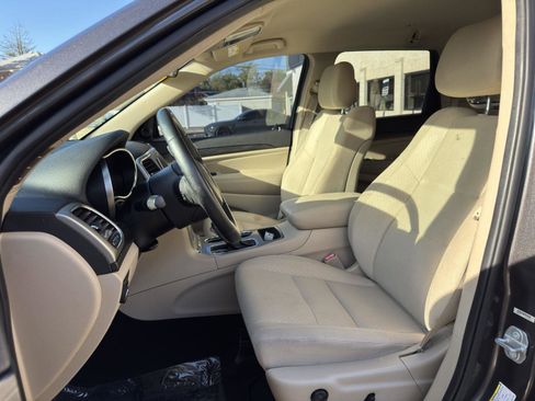 Used 2019 Jeep Grand Cherokee Laredo image 25