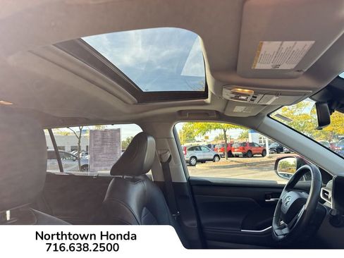 Used 2022 Toyota Highlander XLE image 17