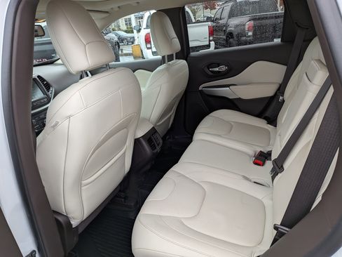 Used 2018 Jeep Cherokee Overland w/ Technology Group image 11