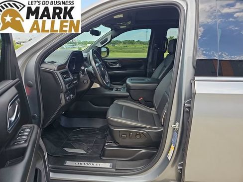Used 2023 Chevrolet Suburban Premier w/ Premium Package 2 AWD/4WD image 20
