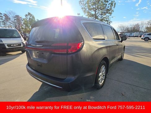 Used 2023 Chrysler Pacifica Touring-L image 5
