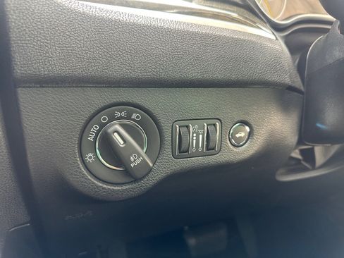 Used 2017 Chrysler 300 C image 17