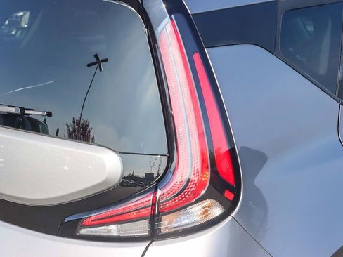 Used 2023 Kia Soul LX w/ LX Technology Package image 8