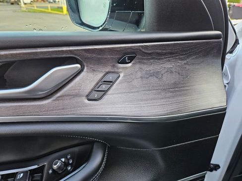 Used 2023 Jeep Grand Cherokee Overland w/ Luxury Tech Group IV image 20