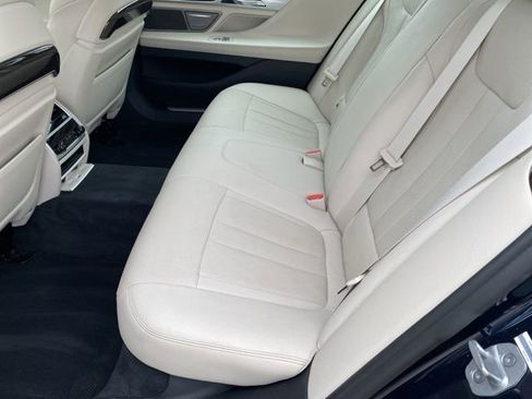 Used 2018 BMW 740i xDrive image 33