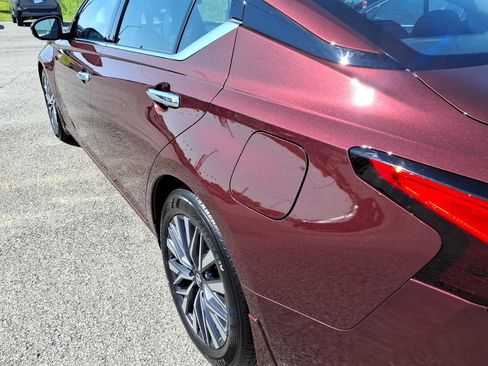 Used 2025 Nissan Altima 2.5 SL FWD image 19