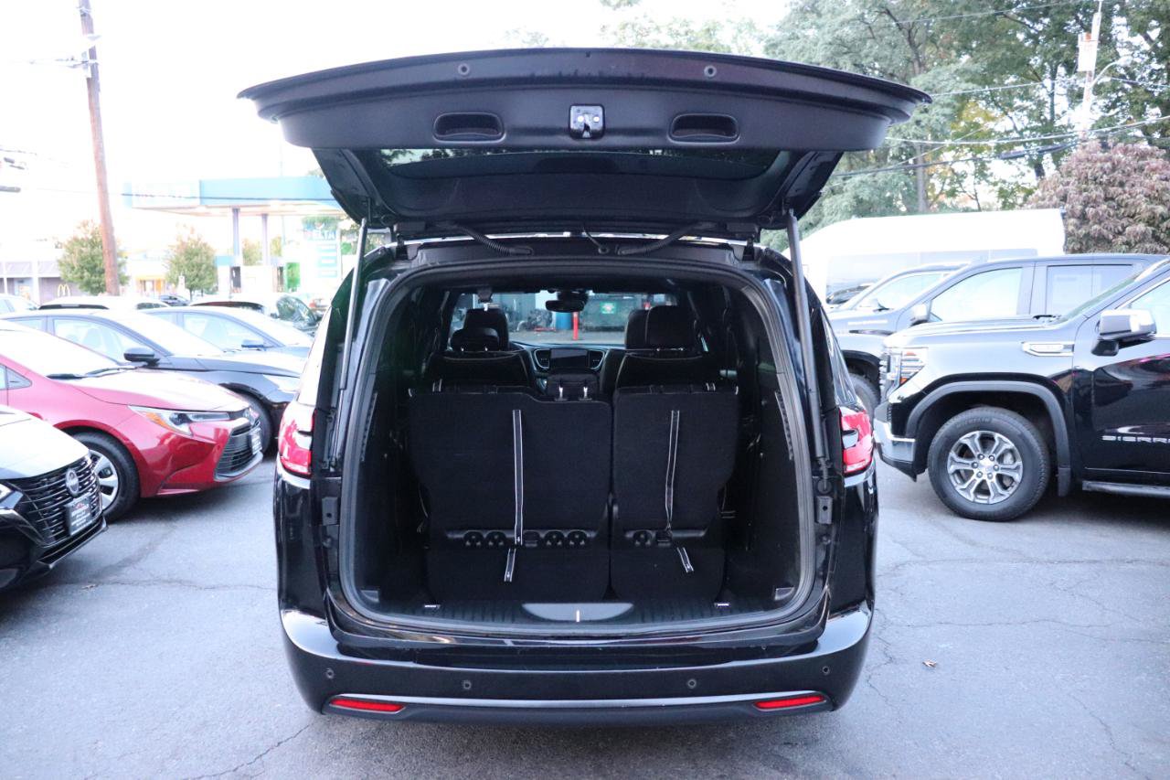 Used 2025 Chrysler Pacifica Limited FWD image 56