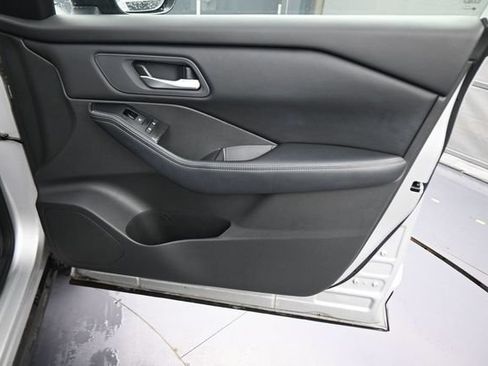 Used 2025 Nissan Rogue SV FWD image 13