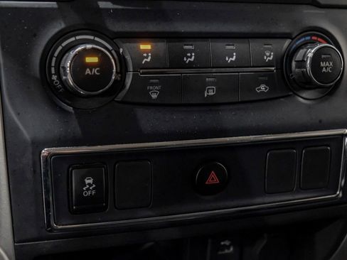 Used 2017 Nissan Titan SV image 25