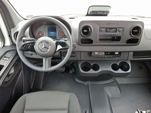 Used 2025 Mercedes-Benz Sprinter 2500 image 10