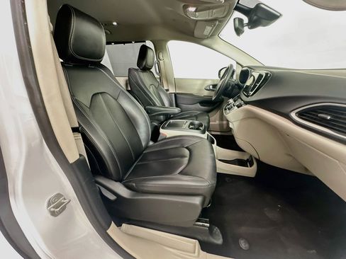 Used 2024 Chrysler Pacifica Touring-L FWD image 31