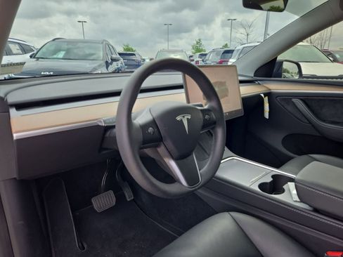 Used 2024 Tesla Model Y Long Range AWD/4WD image 2