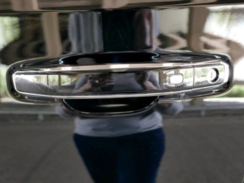 Used 2025 Chevrolet Suburban High Country image 31