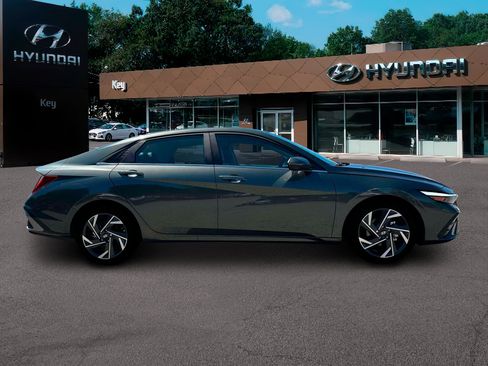 New 2025 Hyundai Elantra Limited image 9