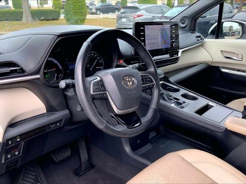 Used 2021 Toyota Sienna Limited image 16