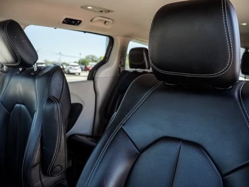 Used 2023 Chrysler Pacifica Touring-L FWD image 25