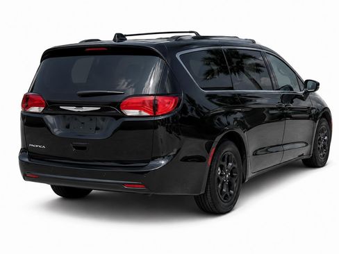 Used 2025 Chrysler Pacifica Premium FWD image 3