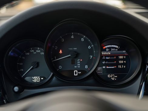 Used 2025 Porsche Macan image 9