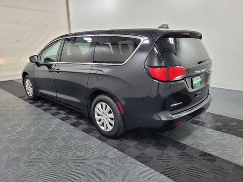 Used 2020 Chrysler Voyager L image 3