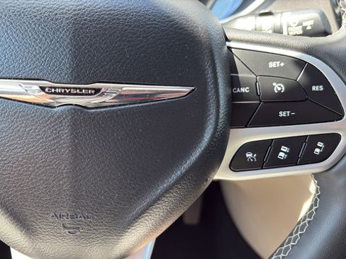 Used 2023 Chrysler Pacifica Touring-L FWD image 15