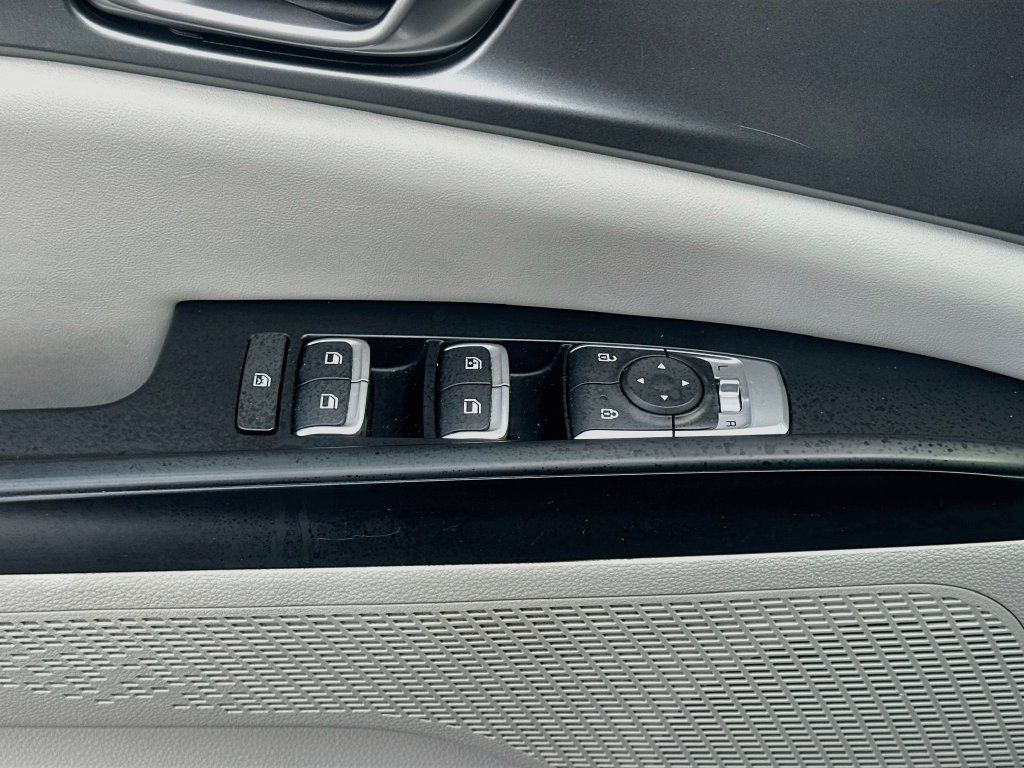 Used 2023 Kia Carnival LX FWD image 17