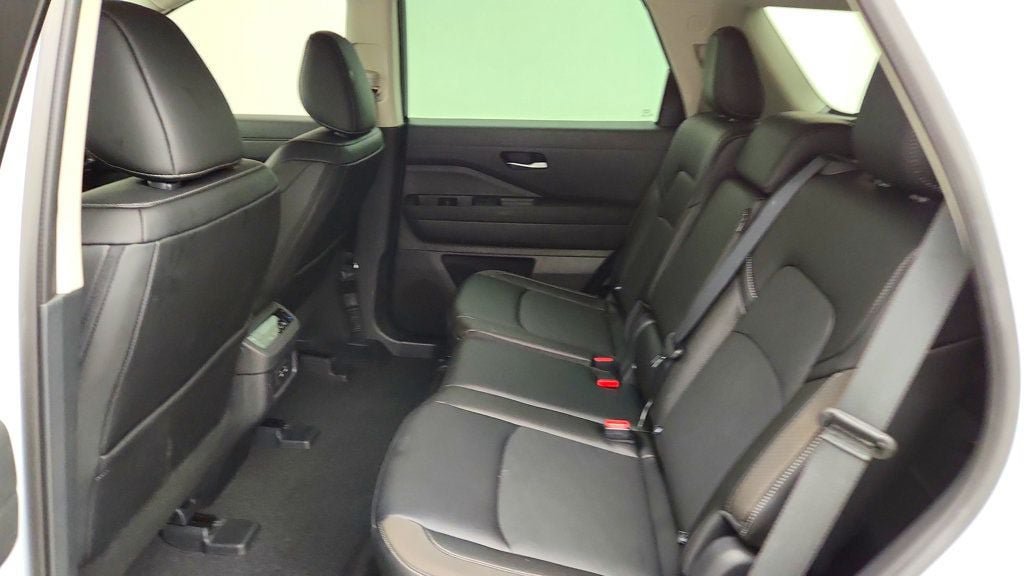 Used 2026 Nissan Pathfinder SL AWD/4WD image 19