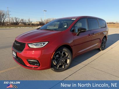 New 2026 Chrysler Pacifica Select