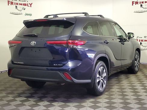 Used 2021 Toyota Highlander XLE image 3