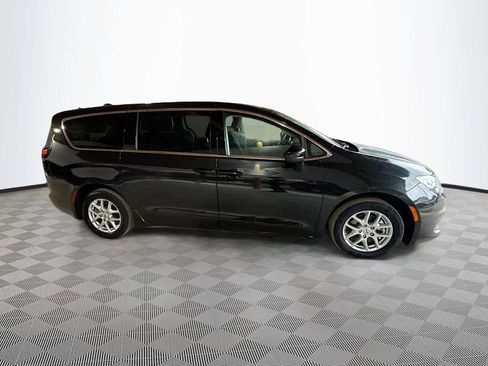 Used 2023 Chrysler Voyager LX FWD image 5