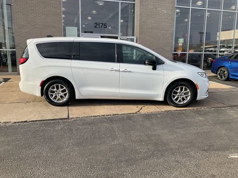 Used 2024 Chrysler Pacifica Touring-L image 4