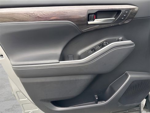 Used 2023 Toyota Highlander Limited image 23