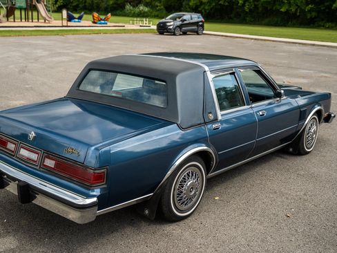 Used 1988 Chrysler Fifth Avenue RWD image 17